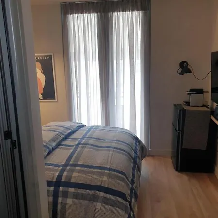 Tiny 2 Min Walking Distance From The Port Lägenhet *