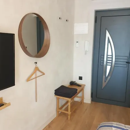 Tiny 2 Min Walking Distance From The Port *