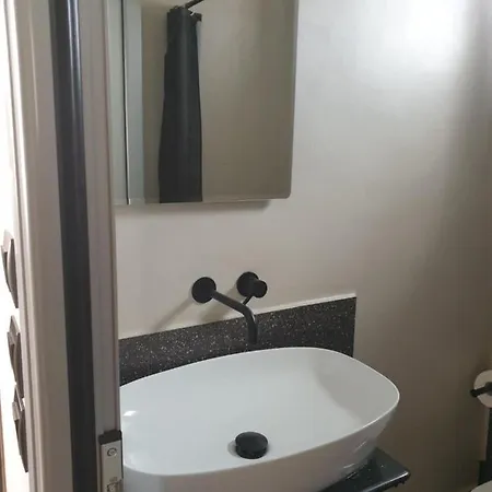 Tiny 2 Min Walking Distance From The Port Апартаменты *