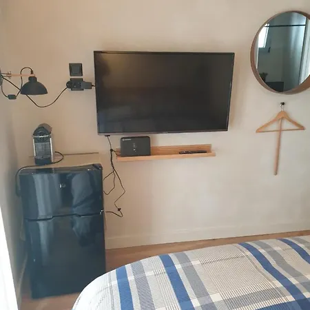 Tiny 2 Min Walking Distance From The Port *