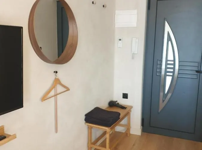 Tiny 2 Min Walking Distance From The Port *