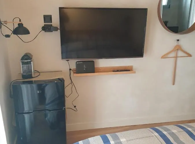 Tiny 2 Min Walking Distance From The Port *